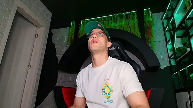 alexgiraldo  online show from March 22, 2025, 11:21 am