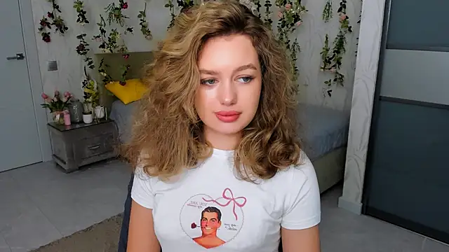 Snapshot of MiracleCurly chatting on October 24, 2025, 4:14 pm MiracleCurly online show from October 24, 2025, 4:14 pm