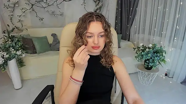 Snapshot of MiracleCurly chatting on October 27, 2025, 7:29 pm MiracleCurly online show from October 27, 2025, 7:29 pm