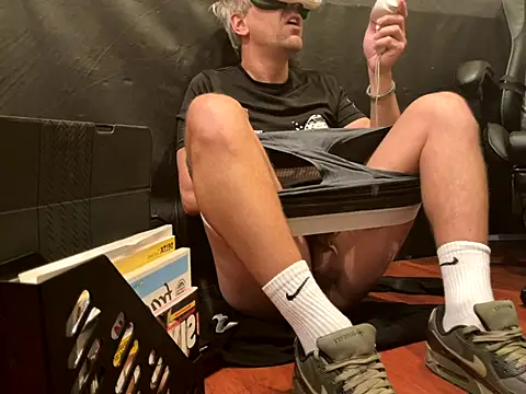 Snapshot of LeviXtreme chatting on November 28, 2025, 5:10 am LeviXtreme online show from November 28, 2025, 5:10 am