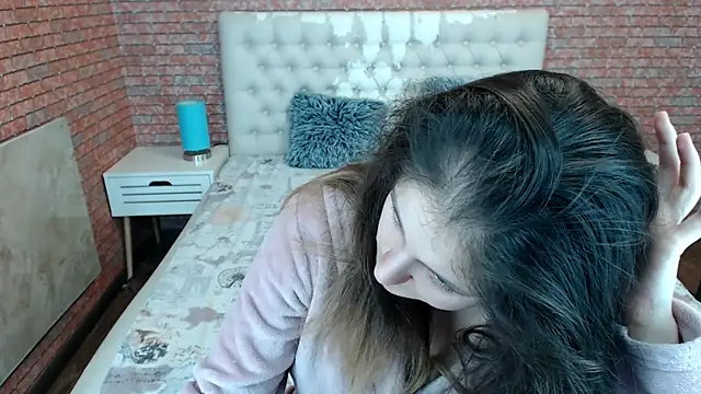 Holliy Cooper online show from November 11, 2025, 10:04 am