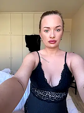 Snapshot of ElenaRebelle chatting on October 12, 2025, 8:02 am ElenaRebelle online show from October 12, 2025, 8:02 am