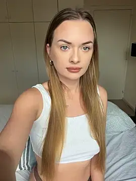 Snapshot of ElenaRebelle chatting on May 4, 2026, 5:14 am ElenaRebelle online show from May 4, 2026, 5:14 am