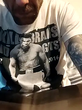 Snapshot of PIercingBoy38 chatting on October 30, 2025, 3:35 pm PIercingBoy38 online show from October 30, 2025, 3:35 pm