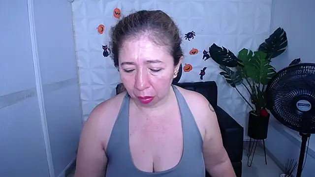 Valentinaa mature online show from October 12, 2025, 9:03 pm