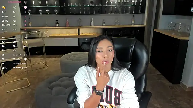 Snapshot of LizzHamilton__ chatting on January 19, 2025, 9:23 pm LizzHamilton online show from January 19, 2025, 9:23 pm