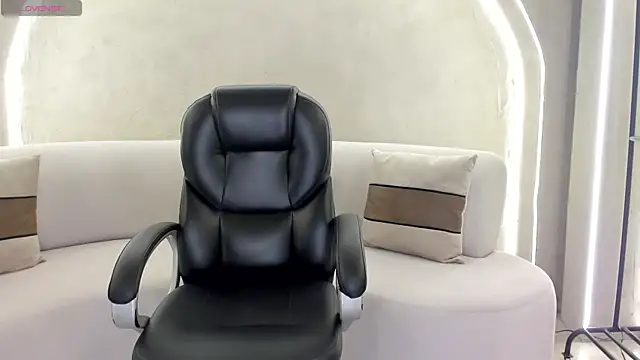 Snapshot of LizzHamilton__ chatting on September 13, 2025, 7:46 pm LizzHamilton online show from September 13, 2025, 7:46 pm