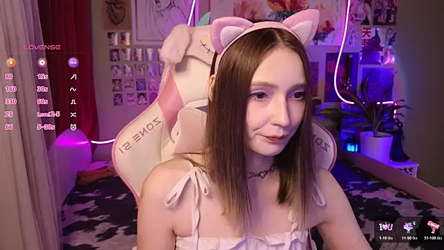 Snapshot of Evie_Ro chatting on April 22, 2026, 8:43 pm Evie Ro online show from April 22, 2026, 8:43 pm