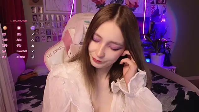 Snapshot of Evie_Ro chatting on May 2, 2026, 1:32 am Evie Ro online show from May 2, 2026, 1:32 am