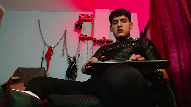 dom2travelersss online show from December 2, 2025, 9:10 pm