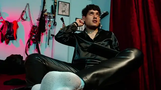 dom2travelersss online show from April 13, 2026, 12:05 am