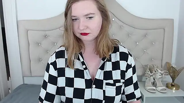 Snapshot of LaraDream chatting on February 6, 2025, 12:11 am LaraDream online show from February 6, 2025, 12:11 am