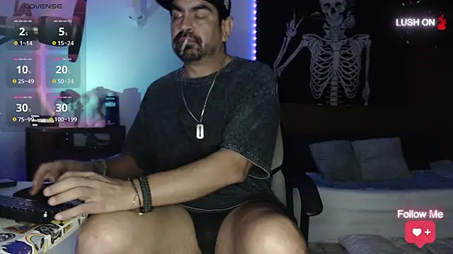 soyelcarlitos  online show from September 23, 2025, 4:37 am