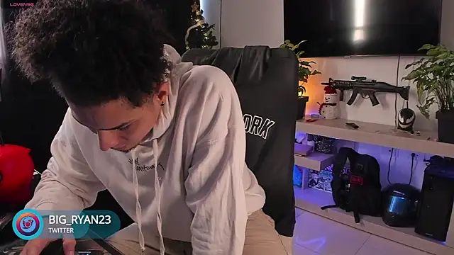 Snapshot of bigryann23 chatting on December 15, 2024, 10:15 pm bigryann23 online show from December 15, 2024, 10:15 pm