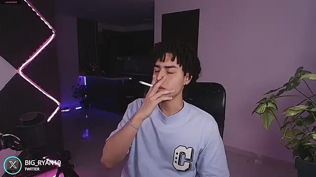 Snapshot of bigryann23 chatting on November 16, 2025, 2:28 am bigryann23 online show from November 16, 2025, 2:28 am